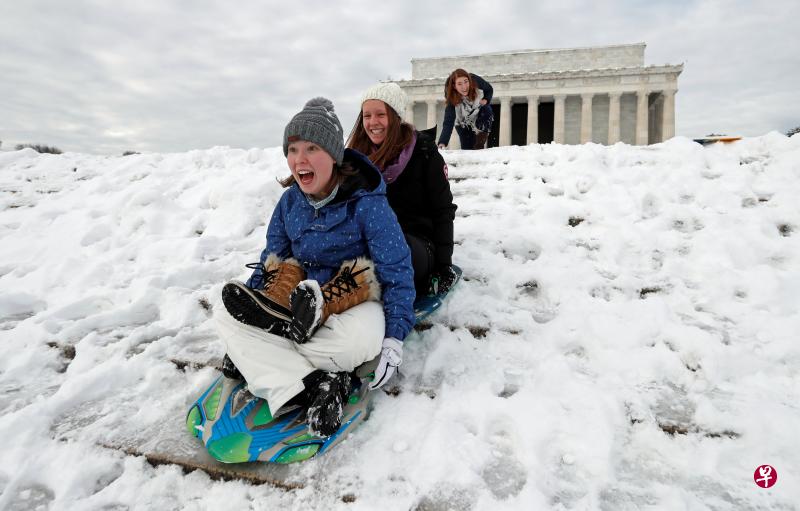 学生在美国华盛顿林肯纪念堂前滑雪橇。(路透社) 学生在美国华盛顿林肯纪念堂前滑雪橇。(路透社)