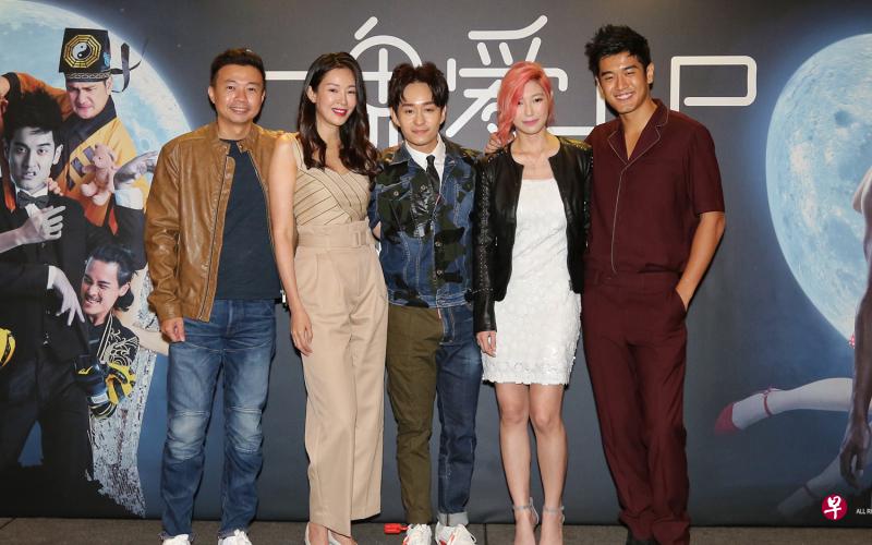 《女鬼爱上尸》导演韩耀光(左起)、演员刘子绚、田铭耀、黄晶玲及向洋同台宣传新片。 《女鬼爱上尸》导演韩耀光(左起)、演员刘子绚、田铭耀、黄晶玲及向洋同台宣传新片。