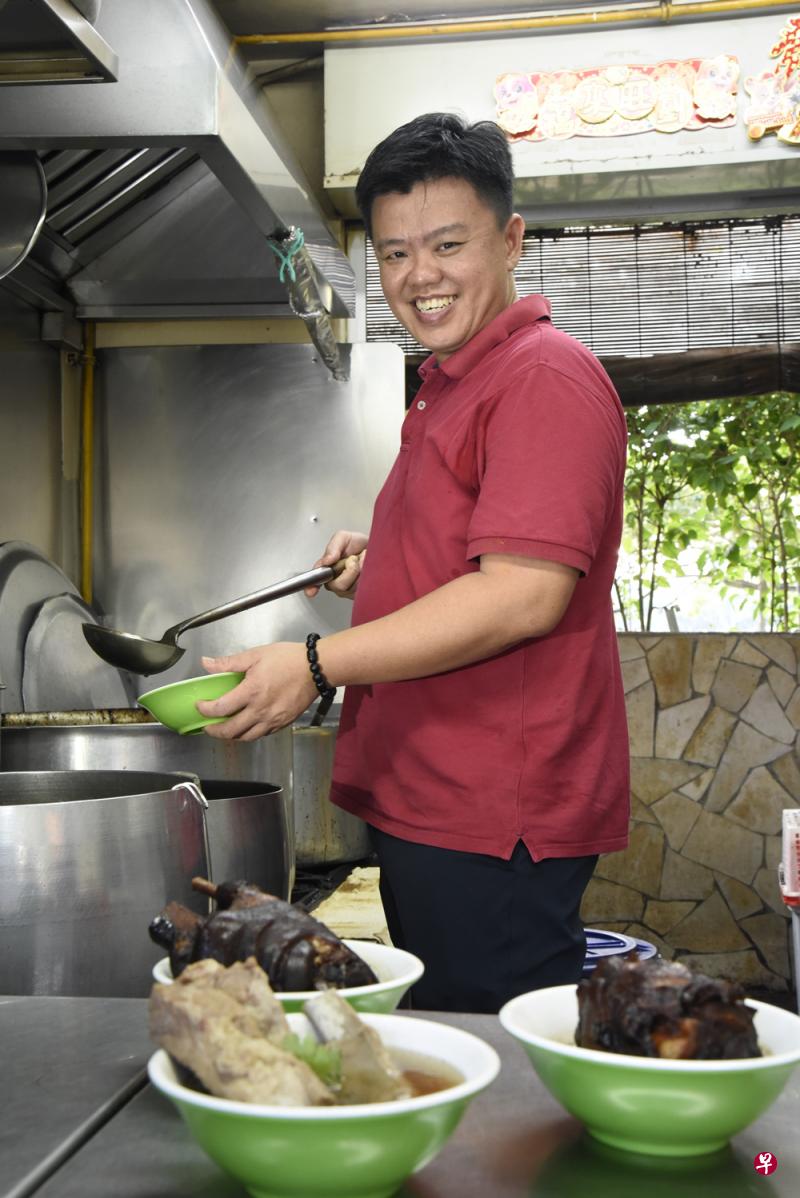 韩弨伻热爱烹煮海南美食,20年前学会父亲手艺后,将红炆猪脚发扬光大,如今考虑以中央厨房概念拓展分行。(特约伍书永摄) 韩弨伻热爱烹煮海南美食,20年前学会父亲手艺后,将红炆猪脚发扬光大,如今考虑以中央厨房概念拓展分行。(特约伍书永摄)