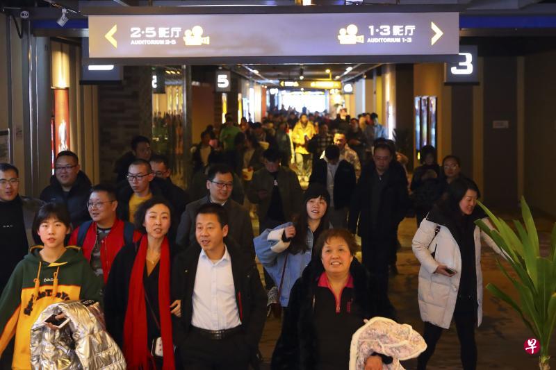 据猫眼数据,截至2月10日午夜,中国电影顶级配置的2019年春节档(除夕至大年初六)黄金档期票房累计达58.34亿元(人民币,下同),创历史新高。硬科幻《流浪地球》最终突出重围,以破20亿的成绩完胜领跑。图为山西太原某影院,看完电影的民众正步出影厅。(中新社) 据猫眼数据,截至2月10日午夜,中国电影顶级配置的2019年春节档(除夕至大年初六)黄金档期票房累计达58.34亿元(人民币,下同),创历史新高。硬科幻《流浪地球》最终突出重围,以破20亿的成绩完胜领跑。图为山西太原某影院,看完电影的民众正步出影厅。(中新社)