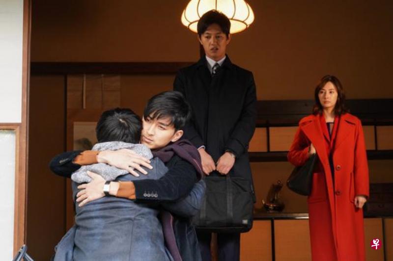 北川景子（右一）靠洞察人性卖屋，对手松田翔太（左二）以感性打动客户。（互联网）
