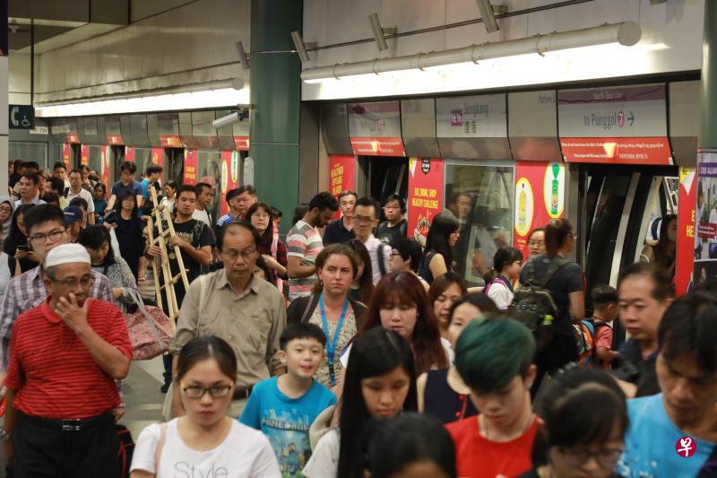 地铁可靠度持续进步,再加上设施和服务等方面都更加舒适便利,导致乘客去年对地铁的满意度达到五年来最高。(唐家鸿摄) 地铁可靠度持续进步,再加上设施和服务等方面都更加舒适便利,导致乘客去年对地铁的满意度达到五年来最高。(唐家鸿摄)