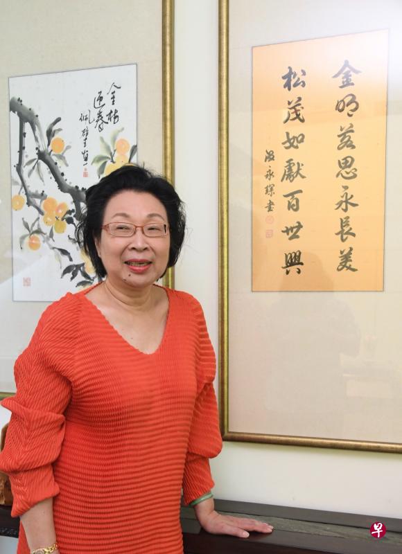 黄佩璧家中的这幅书法写着“金明若思永长美,松茂如献百世兴”,每一代陈家后人都会按辈分取名。从陈金声的“金”字开始,目前已来到“松”字辈。(曾美玲摄) 黄佩璧家中的这幅书法写着“金明若思永长美,松茂如献百世兴”,每一代陈家后人都会按辈分取名。从陈金声的“金”字开始,目前已来到“松”字辈。(曾美玲摄)