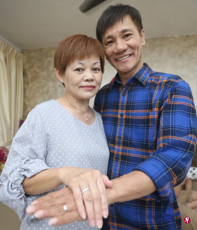 王雷(右)和老婆戴着婚戒,比爱心手势。(梁伟康摄) 王雷(右)和老婆戴着婚戒,比爱心手势。(梁伟康摄)