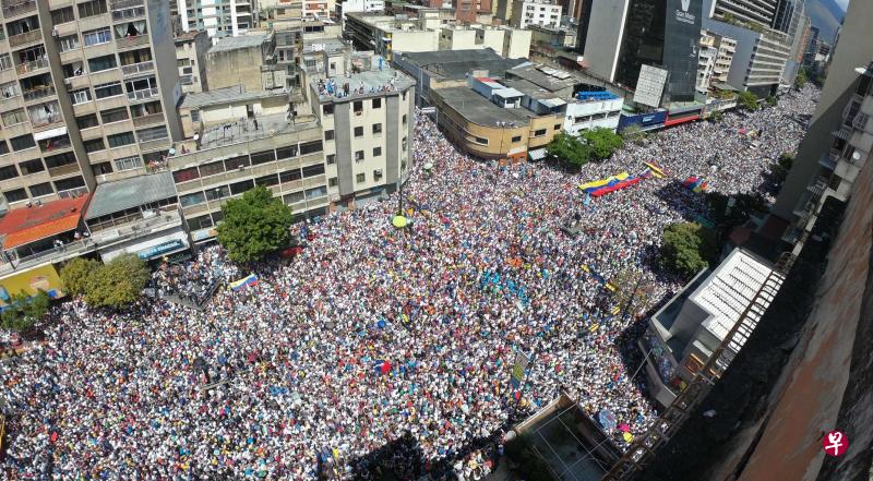 瓜伊多周二在委内瑞拉首都加拉斯加举行的群众大会吸引大批民众,现场万人空巷。他当天宣布,人道援助将在2月23日进入委内瑞拉,并呼吁军方予以放行。(法新社) 瓜伊多周二在委内瑞拉首都加拉斯加举行的群众大会吸引大批民众,现场万人空巷。他当天宣布,人道援助将在2月23日进入委内瑞拉,并呼吁军方予以放行。(法新社)