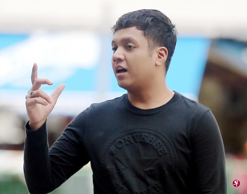 被告赛伊和伤者相撞后双双跌倒在地,民防部队当时要求他留下个人手机号码,但他故意错报号码。(海峡时报) 被告赛伊和伤者相撞后双双跌倒在地,民防部队当时要求他留下个人手机号码,但他故意错报号码。(海峡时报)