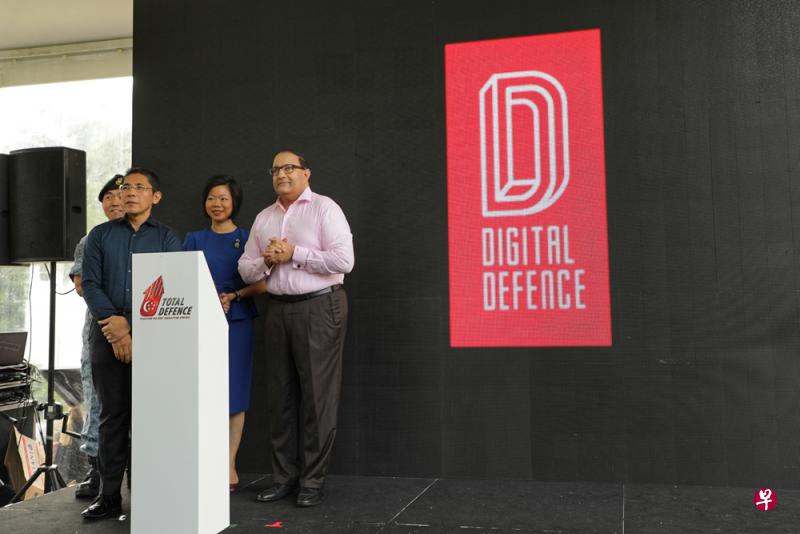 通讯及新闻部长易华仁(右一)宣布为全面防卫增设“数码防卫”(Digital Defence)这第六支柱。(林国明摄) 通讯及新闻部长易华仁(右一)宣布为全面防卫增设“数码防卫”(Digital Defence)这第六支柱。(林国明摄)