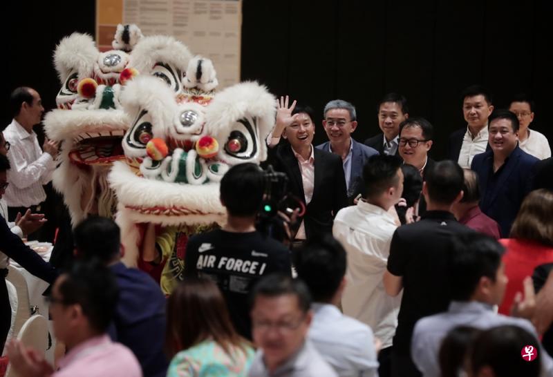 贸工部兼教育部高级政务部长徐芳达(中),2月14日到场主持家具业服务体验科技总蓝图的推介仪式。(海峡时报) 贸工部兼教育部高级政务部长徐芳达(中),2月14日到场主持家具业服务体验科技总蓝图的推介仪式。(海峡时报)