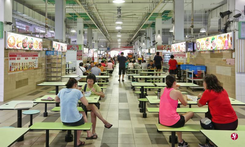茨园小贩中心于2015年8月启用,由肥雄餐饮集团管理,是首个设在民众俱乐部的小贩中心。 (陈福洲摄) 茨园小贩中心于2015年8月启用,由肥雄餐饮集团管理,是首个设在民众俱乐部的小贩中心。 (陈福洲摄)