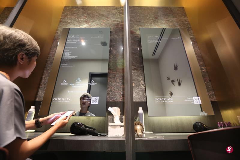 Porcelain美疗中心内,顾客可通过补妆间的“智能镜子”同步数据,看到定制的护肤方案。(龙国雄摄) Porcelain美疗中心内,顾客可通过补妆间的“智能镜子”同步数据,看到定制的护肤方案。(龙国雄摄)