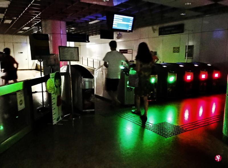 卡尔登酒店的电力站火患导致中部多个地区电源供应中断,牛车水等七个东北线地铁站得启用紧急照明灯,不过列车服务并没有受影响。(读者提供) 卡尔登酒店的电力站火患导致中部多个地区电源供应中断,牛车水等七个东北线地铁站得启用紧急照明灯,不过列车服务并没有受影响。(读者提供)