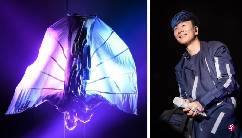 JJ有如“蝙蝠”般的倒吊姿态在半空中出场,演唱经典歌曲《一千年以后》揭序! (图/网络) JJ有如“蝙蝠”般的倒吊姿态在半空中出场,演唱经典歌曲《一千年以后》揭序! (图/网络)