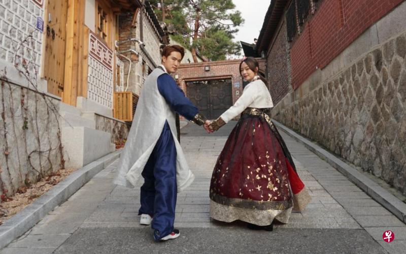 李腾(左)与小9岁的圈外女友Gina。(李腾提供) 李腾(左)与小9岁的圈外女友Gina。(李腾提供)