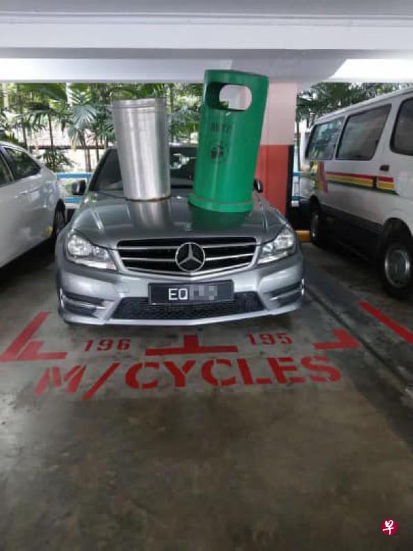 马赛地“硬塞”电单车车位,有人把两个垃圾桶放在马赛地的引擎盖上。(取自网络) 马赛地“硬塞”电单车车位,有人把两个垃圾桶放在马赛地的引擎盖上。(取自网络)