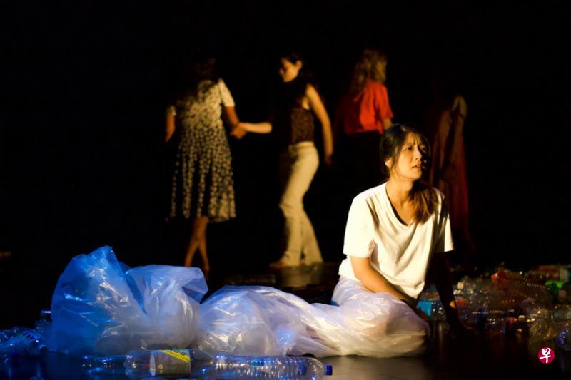 “Precise Purpose of being Broken”剧照。(剧团提供/Rachel Lim摄) “Precise Purpose of being Broken”剧照。(剧团提供/Rachel Lim摄)
