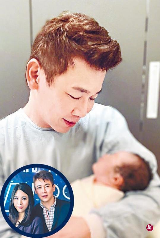 陶喆深情地抱着刚出世的儿子BON BON。 (互联网) 陶喆深情地抱着刚出世的儿子BON BON。 (互联网)