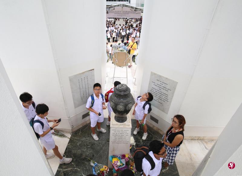 学生们参观日本占领时期死难人民纪念碑,听讲解员讲述当年的惨痛历史。(梁麒麟摄) 学生们参观日本占领时期死难人民纪念碑,听讲解员讲述当年的惨痛历史。(梁麒麟摄)