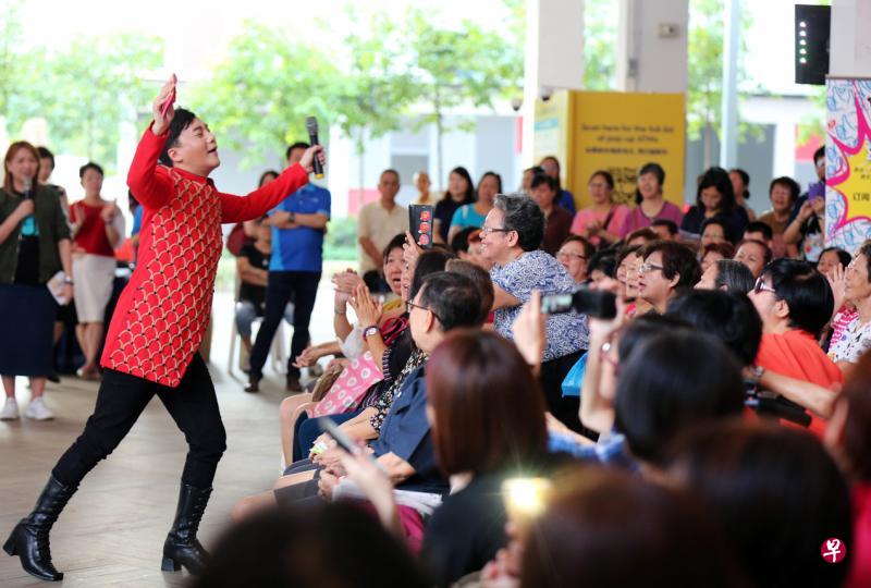 歌台“人气王”皓皓在茨园小贩中心旁的《联合晚报》“再出发”路演现场表演,一下子就炒热了气氛。(庄耿闻摄) 歌台“人气王”皓皓在茨园小贩中心旁的《联合晚报》“再出发”路演现场表演,一下子就炒热了气氛。(庄耿闻摄)