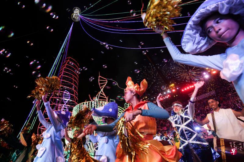 表演者配合现场的音乐和气泡翩翩起舞,完美诠释今年妆艺大游行“聚梦妆艺,奇想欢腾”的主题。(陈渊庄摄) 表演者配合现场的音乐和气泡翩翩起舞,完美诠释今年妆艺大游行“聚梦妆艺,奇想欢腾”的主题。(陈渊庄摄)