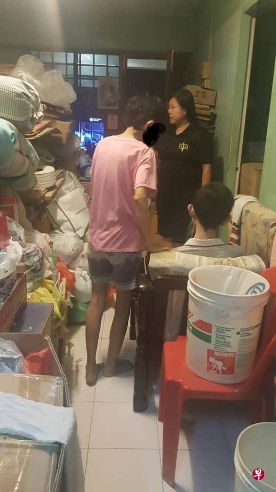 梁女士与儿子骨瘦如柴,组织义工进入单位给予援助。(取自面簿) 梁女士与儿子骨瘦如柴,组织义工进入单位给予援助。(取自面簿)