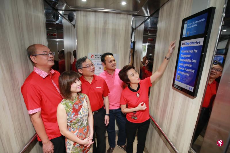 (右起)蔡厝港集选区议员刘燕玲、扎吉哈、颜金勇和余家兴(左一),以及丰加北区议员许连碹(左二),今早共同为数码屏幕的试验计划主持推介仪式。(唐家鸿摄) (右起)蔡厝港集选区议员刘燕玲、扎吉哈、颜金勇和余家兴(左一),以及丰加北区议员许连碹(左二),今早共同为数码屏幕的试验计划主持推介仪式。(唐家鸿摄)
