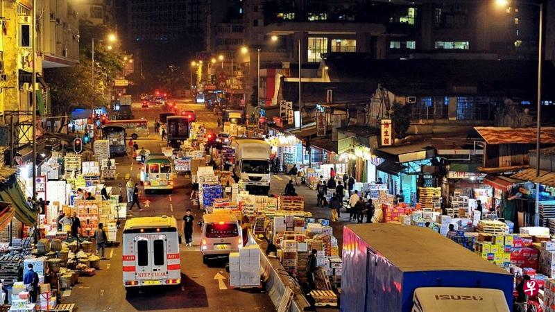 拍卖交易声夹杂货车喧哗,油麻地果栏越夜越热闹。(互联网) 拍卖交易声夹杂货车喧哗,油麻地果栏越夜越热闹。(互联网)