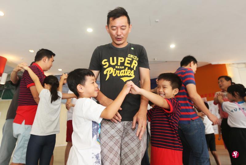 育能小学昨天举办父子亲子活动,约20户家庭的父子女享用早餐并进行游戏。图为游戏进行时,各组员在听到相关指令分组寻找新搭档。(梁伟康摄) 育能小学昨天举办父子亲子活动,约20户家庭的父子女享用早餐并进行游戏。图为游戏进行时,各组员在听到相关指令分组寻找新搭档。(梁伟康摄)