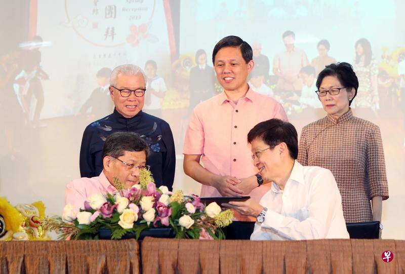 福建会馆会长陈精毅(前排左)与新加坡科技设计大学校长张道昌教授(前排右),在福建会馆前任会长蔡天宝(后排左起)、贸工部长陈振声与新科大李光耀创新型城市中心主席陈庆珠教授的见证下,签署合作备忘录。(陈来福摄) 福建会馆会长陈精毅(前排左)与新加坡科技设计大学校长张道昌教授(前排右),在福建会馆前任会长蔡天宝(后排左起)、贸工部长陈振声与新科大李光耀创新型城市中心主席陈庆珠教授的见证下,签署合作备忘录。(陈来福摄)