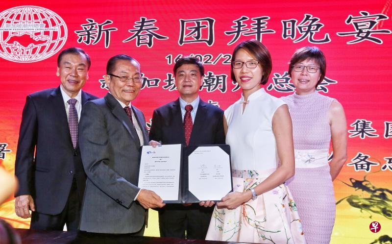 潮州总会与华文媒体集团签署谅解备忘录,将共同出版《潮州传统节日与礼俗》手册。左起:潮州总会会长谢楚明、编委会主任林三顺、国防部高级政务部长王志豪、华文媒体集团营运总编辑罗文燕,以及华文媒体集团社长李慧玲。(特约陈福洲摄) 潮州总会与华文媒体集团签署谅解备忘录,将共同出版《潮州传统节日与礼俗》手册。左起:潮州总会会长谢楚明、编委会主任林三顺、国防部高级政务部长王志豪、华文媒体集团营运总编辑罗文燕,以及华文媒体集团社长李慧玲。(特约陈福洲摄)