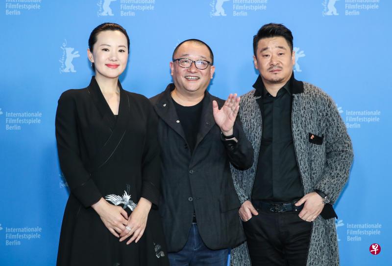 图为2月14日,在德国首都柏林,影片《地久天长》导演王小帅(中)和主演王景春(右)、咏梅出席拍照式。(新华社) 图为2月14日,在德国首都柏林,影片《地久天长》导演王小帅(中)和主演王景春(右)、咏梅出席拍照式。(新华社)