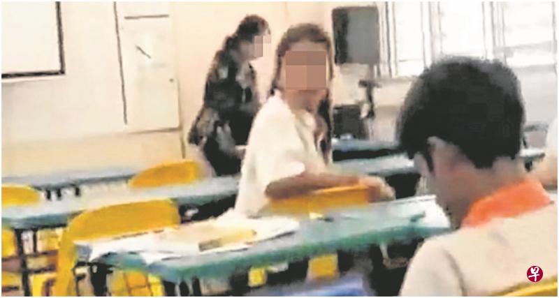 闹剧发生时,课室内有一名女教师(黑衣者)。(视频截图) 闹剧发生时,课室内有一名女教师(黑衣者)。(视频截图)