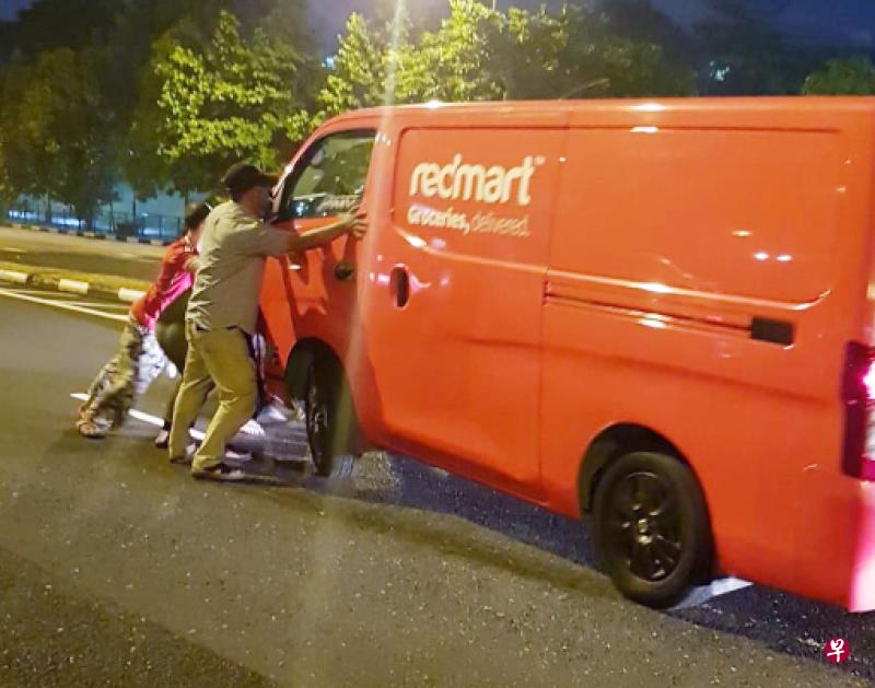 公众尝试抬车,解救货车下的女骑士。(读者提供) 公众尝试抬车,解救货车下的女骑士。(读者提供)