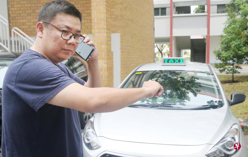 李国文向记者叙述当时情况。 李国文向记者叙述当时情况。