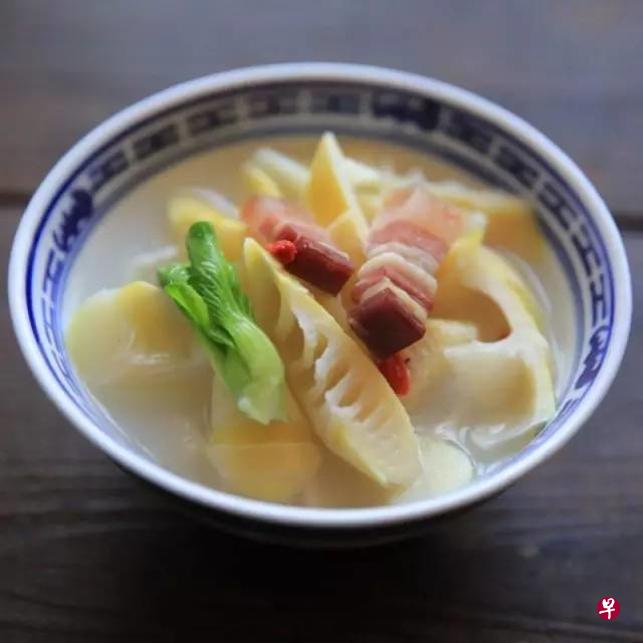 江南家喻户晓的名菜“腌笃鲜”以咸肉、鲜肉加鲜笋炖汤,贾府的火腿鲜笋汤用火腿代替咸肉,风味略有不同。(互联网) 江南家喻户晓的名菜“腌笃鲜”以咸肉、鲜肉加鲜笋炖汤,贾府的火腿鲜笋汤用火腿代替咸肉,风味略有不同。(互联网)