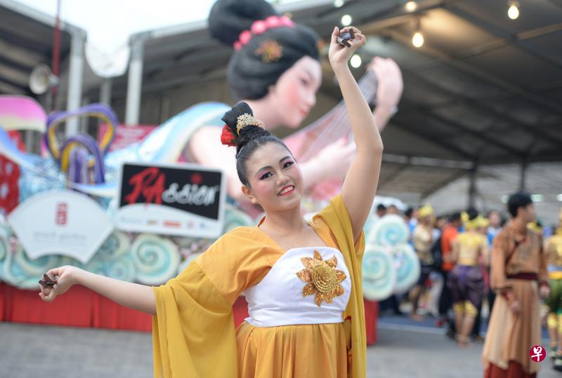 来自马来西亚的王家萱再次登上今年妆艺游行的舞台。妹妹王家心(不在图中)虽未参加正式演出,但在排练时为缺席者代舞。(潘丰源摄) 来自马来西亚的王家萱再次登上今年妆艺游行的舞台。妹妹王家心(不在图中)虽未参加正式演出,但在排练时为缺席者代舞。(潘丰源摄)
