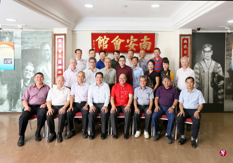 南安会馆副会长李家宏(前排左起)、梁杜玖、洪福成、署理会长梁佳吉、会长陈奕福、会务顾问李国金、副会长傅成嘉、财政潘南舜,以及其他理事一同合照。(龙国雄摄) 南安会馆副会长李家宏(前排左起)、梁杜玖、洪福成、署理会长梁佳吉、会长陈奕福、会务顾问李国金、副会长傅成嘉、财政潘南舜,以及其他理事一同合照。(龙国雄摄)