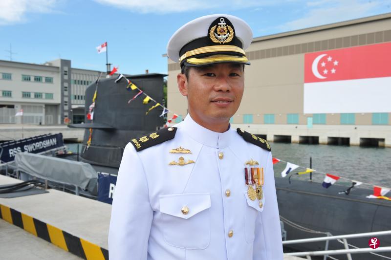 海军部队潜水艇训练中心主任罗文庆高级中校于2007年毕业自荷兰皇家海军“消灭者”潜艇训练后，成为剑客号潜艇舰长。（国防部提供）