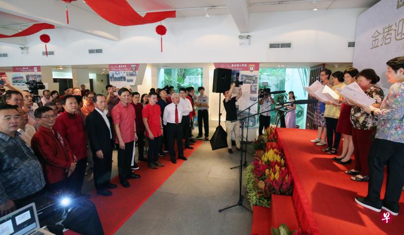 贸工部长陈振声(左五)在潮州八邑会馆会长蔡纪典(左四)和其他理事陪同下,在义安公司文物馆内参加新春团拜和观看表演。(梁麒麟摄) 贸工部长陈振声(左五)在潮州八邑会馆会长蔡纪典(左四)和其他理事陪同下,在义安公司文物馆内参加新春团拜和观看表演。(梁麒麟摄)