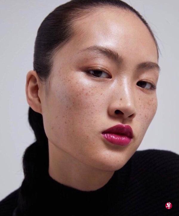 在ZARA新推出的彩妆广告中，中国女模特李静雯脸上雀斑清晰可见。（互联网）