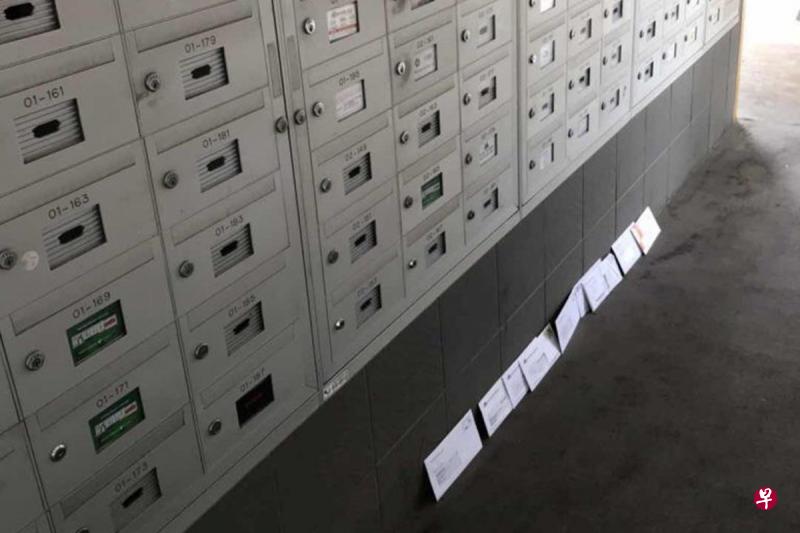 有人把至少9封信,整齐排列在乌美2道第3021座大楼信箱前的地板上。(互联网) 有人把至少9封信,整齐排列在乌美2道第3021座大楼信箱前的地板上。(互联网)