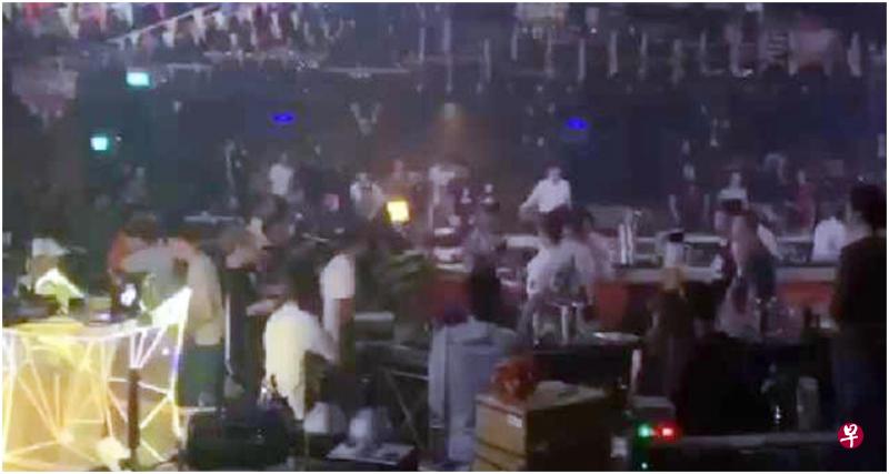 乌节路商业中心的一间夜店本月9日发生打架事件,导致三人被捕和两人入院。(互联网) 乌节路商业中心的一间夜店本月9日发生打架事件,导致三人被捕和两人入院。(互联网)