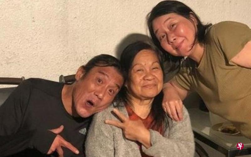 梁家辉每天开车接送女佣(中)到医院接受癌症治疗。(互联网) 梁家辉每天开车接送女佣(中)到医院接受癌症治疗。(互联网)