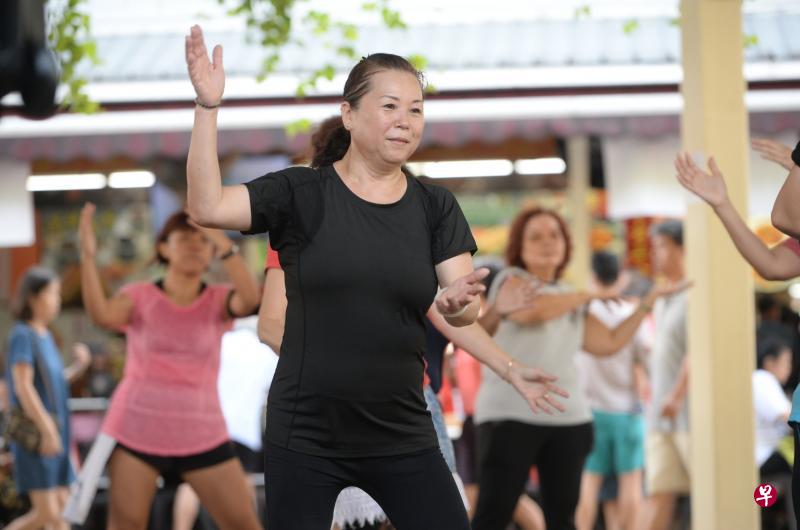 高美凤(中间者)参加印度舞舞蹈班后,发现自己腿部肌肉更结实,膝盖也不痛了。(潘丰源摄) 高美凤(中间者)参加印度舞舞蹈班后,发现自己腿部肌肉更结实,膝盖也不痛了。(潘丰源摄)