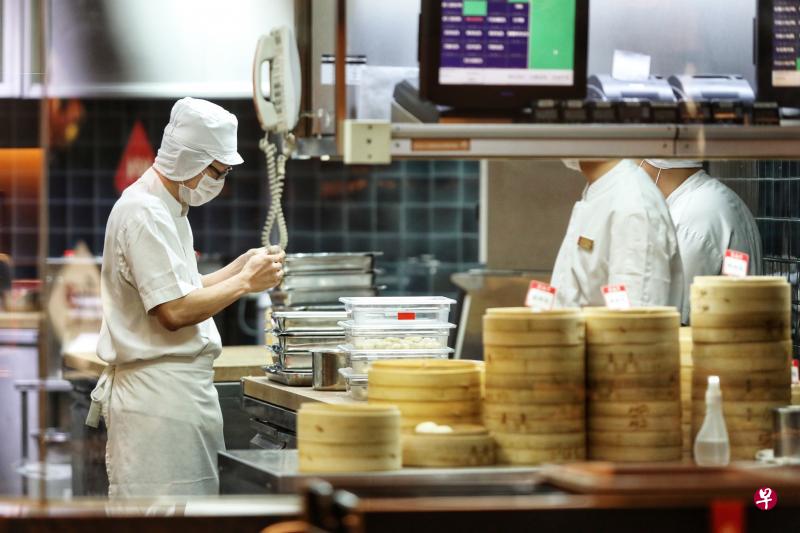 过去三年,服务业S准证与工作准证持有者每年增长约3%,共计3万4000人,其中45%持S准证,S准证增幅已达到五年来最高。(何家俊摄) 过去三年,服务业S准证与工作准证持有者每年增长约3%,共计3万4000人,其中45%持S准证,S准证增幅已达到五年来最高。(何家俊摄)