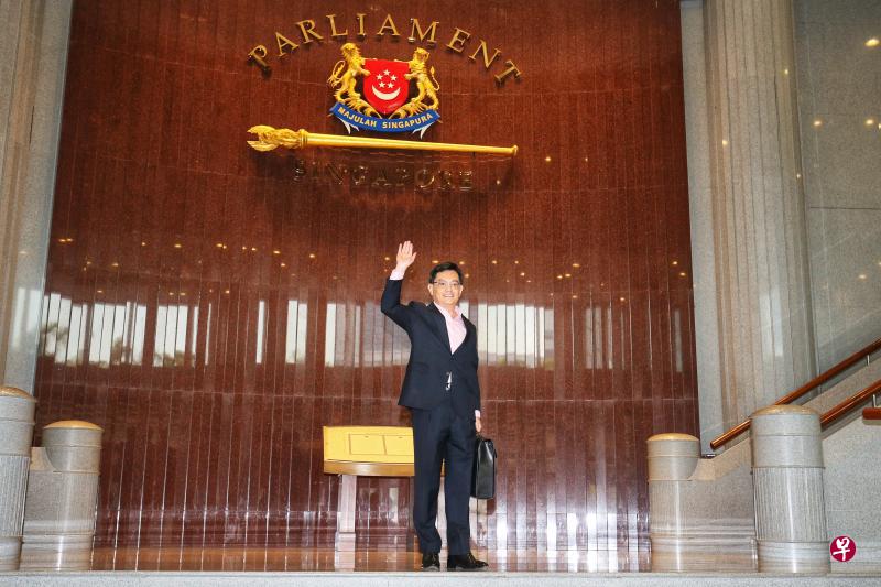 去年底确立为第四代领导班子领军人物的财政部长王瑞杰,昨午在国会发表2019财政年度政府预算案声明,主题为“建立强盛、团结的新加坡”。(何家俊摄) 去年底确立为第四代领导班子领军人物的财政部长王瑞杰,昨午在国会发表2019财政年度政府预算案声明,主题为“建立强盛、团结的新加坡”。(何家俊摄)