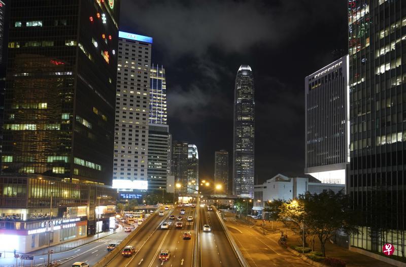 自从2017年在中国政府工作报告提出以后,粤港澳大湾区的概念酝酿了两年,其规划纲要终于在昨天正式出台,提出至2035年将中国广东的九个城市与香港、澳门打造为世界级城市群。图为香港中环夜景。(中通社) 自从2017年在中国政府工作报告提出以后,粤港澳大湾区的概念酝酿了两年,其规划纲要终于在昨天正式出台,提出至2035年将中国广东的九个城市与香港、澳门打造为世界级城市群。图为香港中环夜景。(中通社)