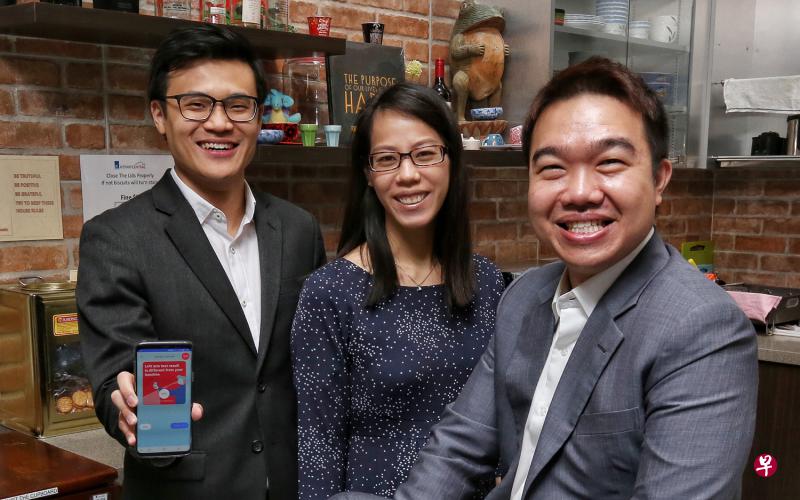 开发中风侦测应用的李炳平博士(左)、新加坡Biodesign副主任简恩慈博士(中),以及研发智能穿戴式电流刺激设备的莫文龙医生,都曾参与新加坡医疗科技创新流程(Singapore Biodesign)计划的前身、新加坡—斯坦福Biodesign计划。(特约陈福洲摄) 开发中风侦测应用的李炳平博士(左)、新加坡Biodesign副主任简恩慈博士(中),以及研发智能穿戴式电流刺激设备的莫文龙医生,都曾参与新加坡医疗科技创新流程(Singapore Biodesign)计划的前身、新加坡—斯坦福Biodesign计划。(特约陈福洲摄)