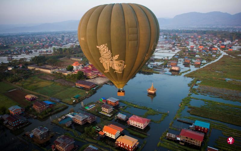 乘坐热气球遥望,茵莱湖长有大片水草,水道纵横交错,居民在水道盖起高脚屋及具有特色的浮动菜园。(法新社) 乘坐热气球遥望,茵莱湖长有大片水草,水道纵横交错,居民在水道盖起高脚屋及具有特色的浮动菜园。(法新社)