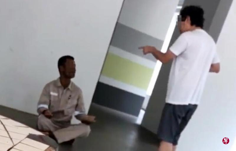 阿叔指着坐在地上的客工叫骂,客工尝试辩解却被打断。(视频截图) 阿叔指着坐在地上的客工叫骂,客工尝试辩解却被打断。(视频截图)