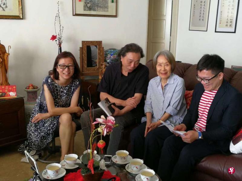 余云(左起)、亚洲周刊副总编辑江迅、邢广生、联合早报副刊记者林方伟,槟城邢家采访现场“相见欢”。(周芝凤摄) 余云(左起)、亚洲周刊副总编辑江迅、邢广生、联合早报副刊记者林方伟,槟城邢家采访现场“相见欢”。(周芝凤摄)